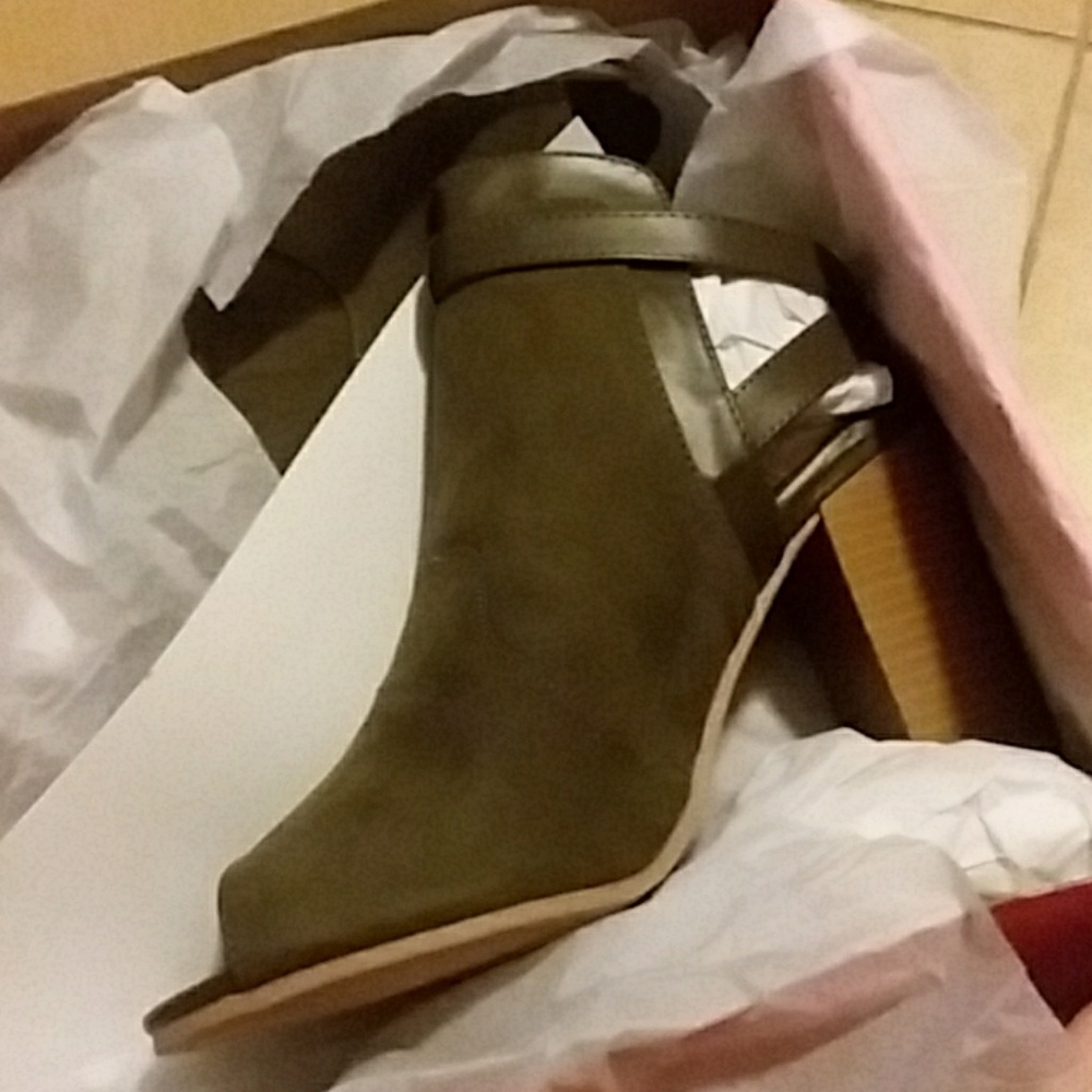 Open-toed booties